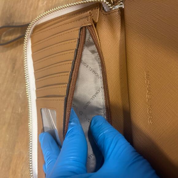 MICHAEL KORS White Tan Full Zipper Wallet Stylish Leather - Picture 7 of 8